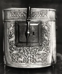 Zylindrische Schachtel mit Tieren geschnitzt, maurisch